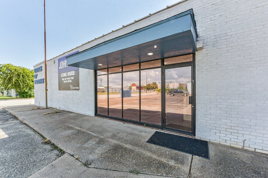 More Photos Of 130 S 4th St, La Porte General Retail For Sale