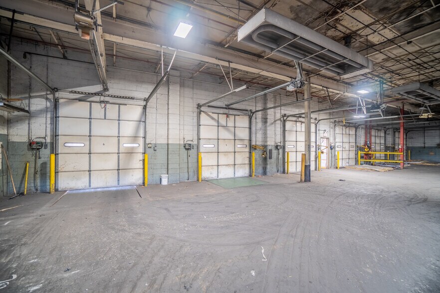 More Photos Of 190 E Polk St, Orleans Manufacturing For Lease