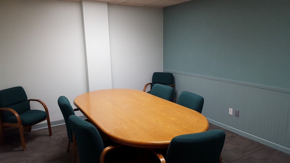 More Photos Of 399 Farmingdale Rd, West Babylon Warehouse For Lease