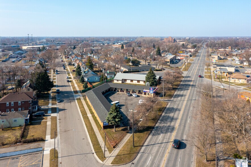 More Photos Of 2829 Oakwood Blvd, Melvindale Hotel For Sale