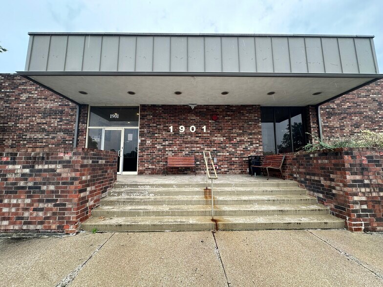 More Photos Of 1901 Raymond Dr, Northbrook Medical For Lease