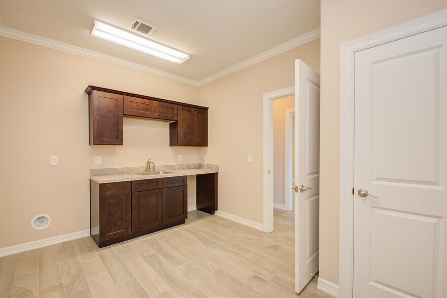 More Photos Of 7070 Knights Ct, Missouri City Medical For Sale
