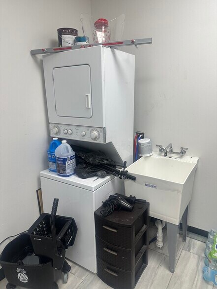 More Photos Of 6809-6815 Southwest Fwy Hov Ln, Houston Unknown For Lease