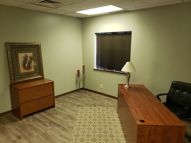 More Photos Of 5501-5525 Foxridge Dr, Mission Medical For Lease