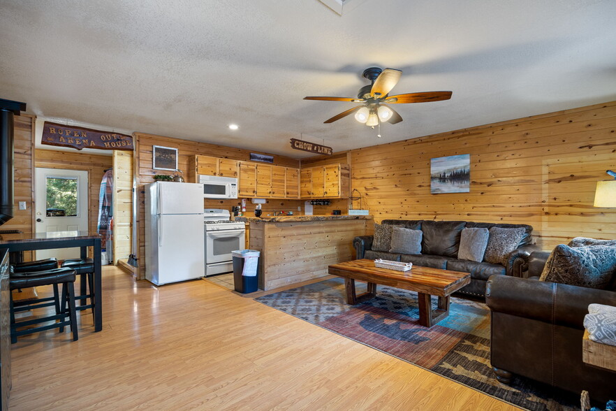 More Photos Of 1022 S Hunter Creek Dr, Payson Hotel For Sale