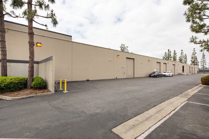 More Photos Of 101-111 W Walnut St, Gardena Light Distribution For Lease