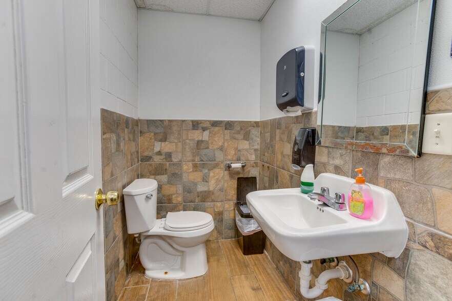 More Photos Of 2915 Market St, Baytown General Retail For Sale