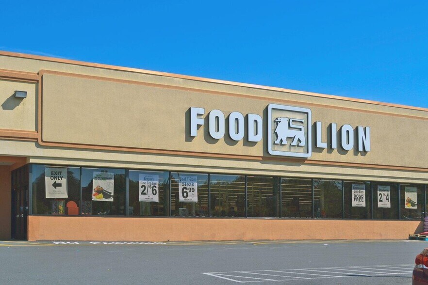 More Photos Of 945 N Main St, Marion Supermarket For Lease