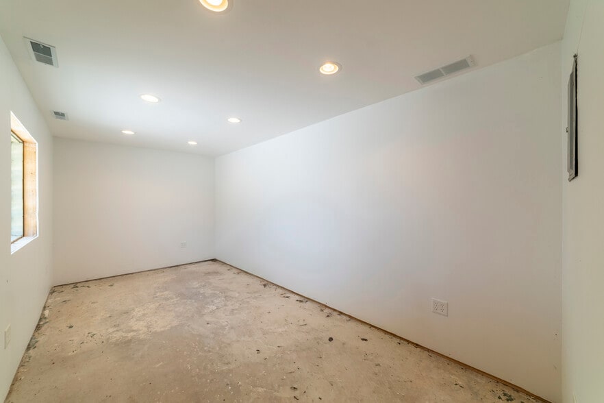 More Photos Of 707 Sheridan Ave, Michigan City Flex For Sale