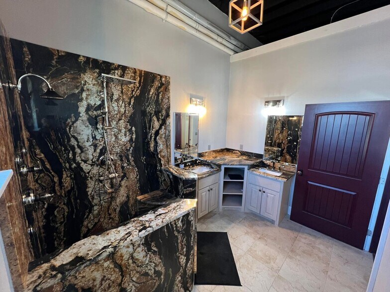 More Photos Of 119 E 5th St, Bonham Restaurant For Sale