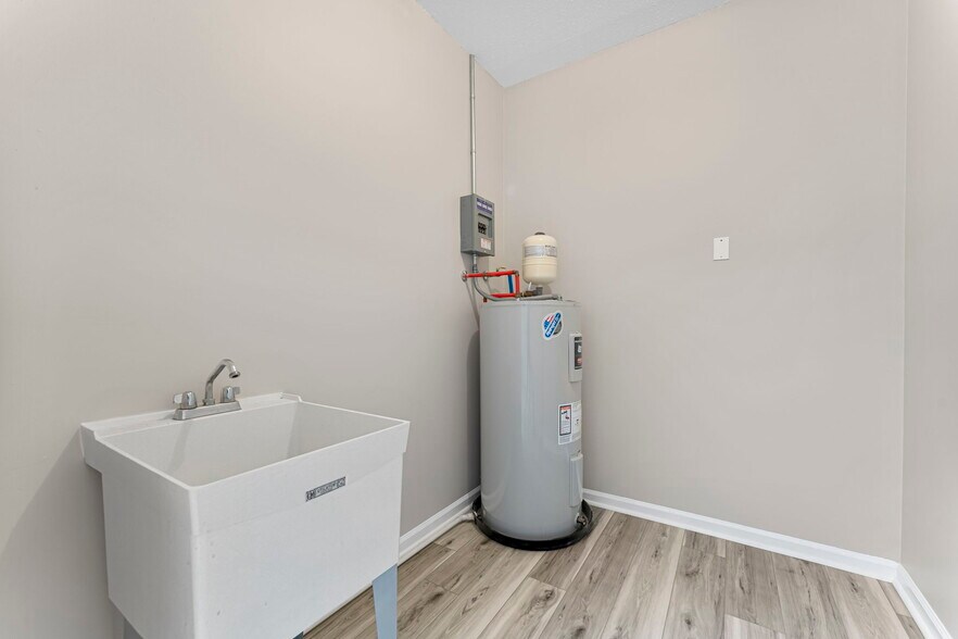 More Photos Of 6126 Thomas Dr, Panama City Self Storage For Sale