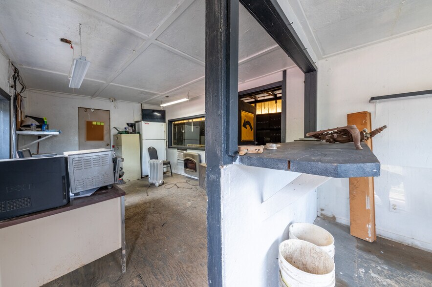 More Photos Of 708 Hawk hwy, Lost Creek Warehouse For Sale