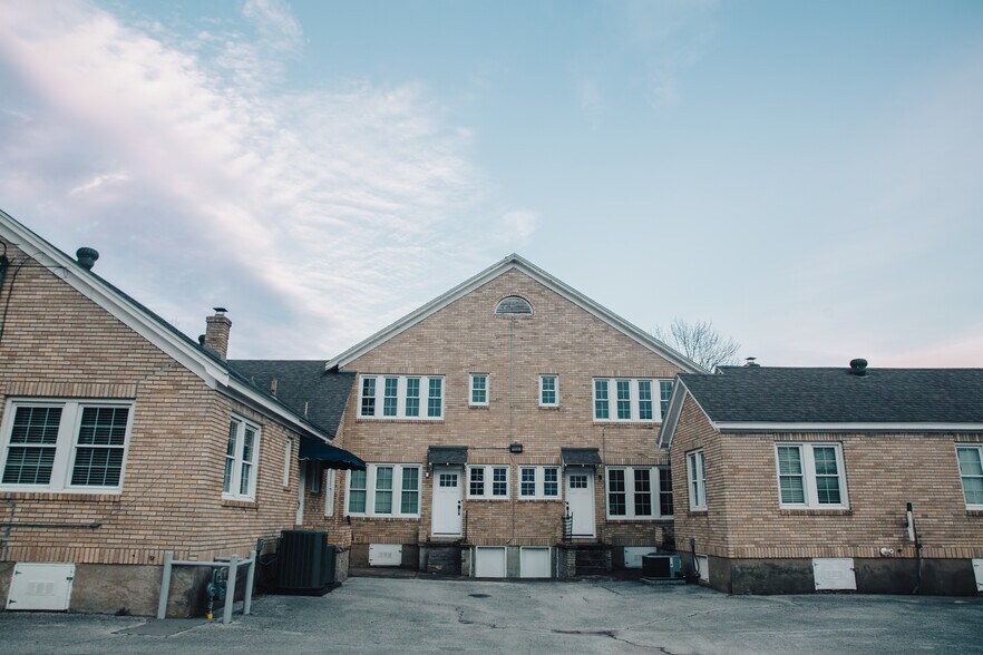 More Photos Of 355 N College Ave, Fayetteville Office For Sale