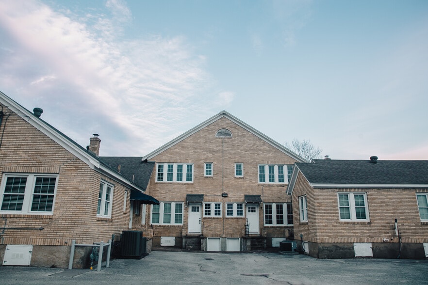 More Photos Of 355 N College Ave, Fayetteville Office Residential For Lease