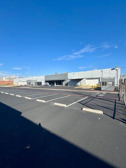 More Photos Of 1917-1921 E Mariposa Ave, El Segundo Warehouse For Lease