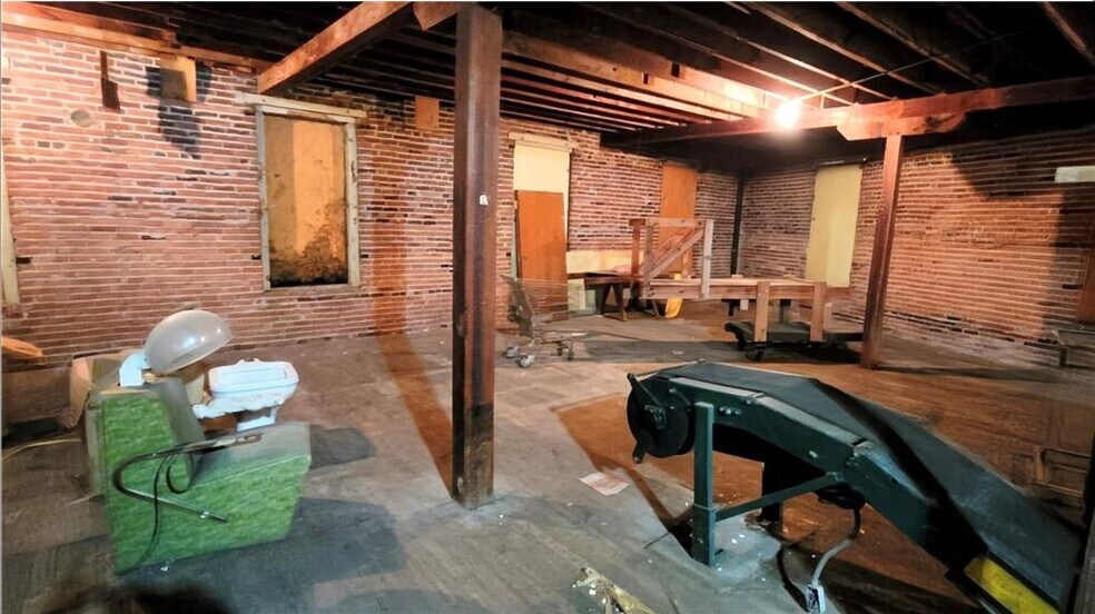 More Photos Of 512 Monroe st, Iola Loft Creative Space For Sale