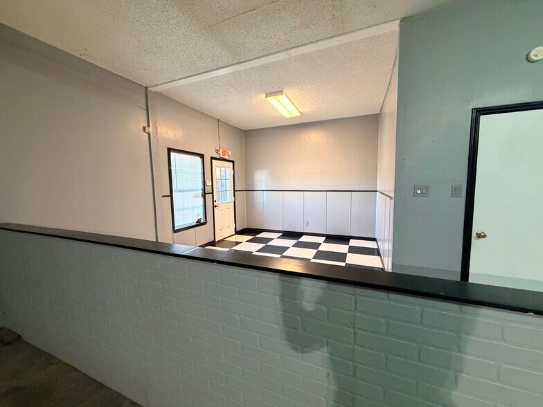 More Photos Of 730 Wainwright St, Denton Office For Lease