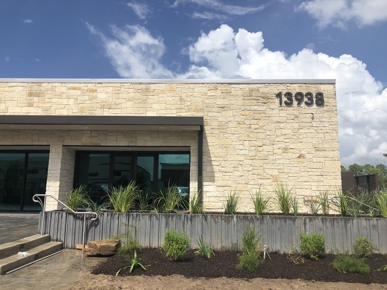 More Photos Of 13938 Galveston Rd, Webster Storefront Retail Office For Lease
