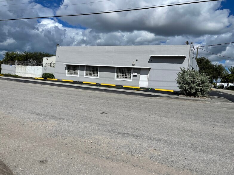 More Photos Of 5731 SW 23rd St, West Park Auto Repair For Lease