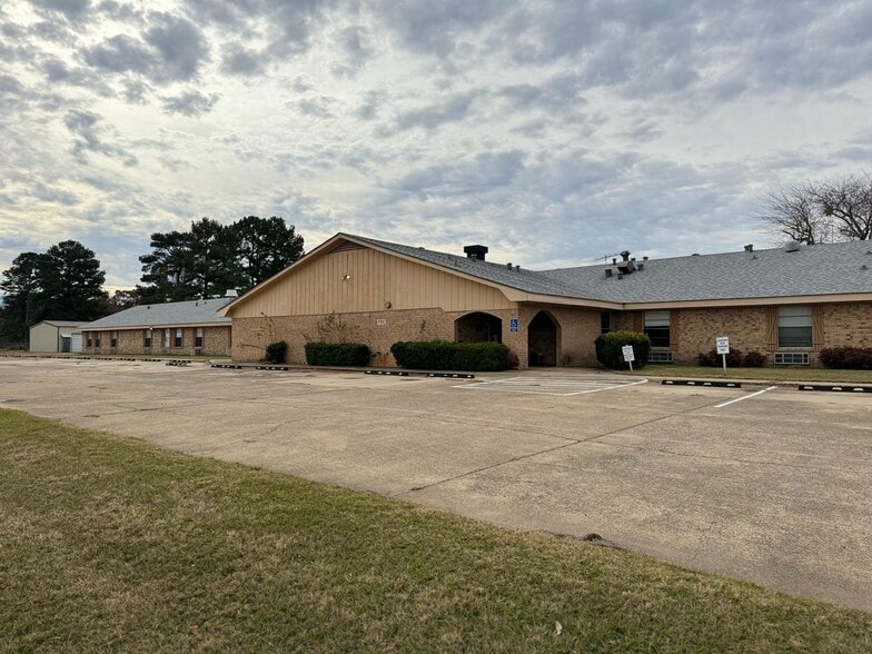 More Photos Of 540 SE Front St, De Kalb Skilled Nursing Facility For Sale
