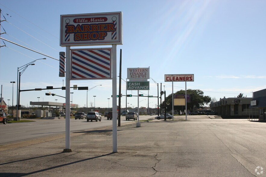 More Photos Of 800 E Villa Maria Rd, Bryan Storefront For Lease