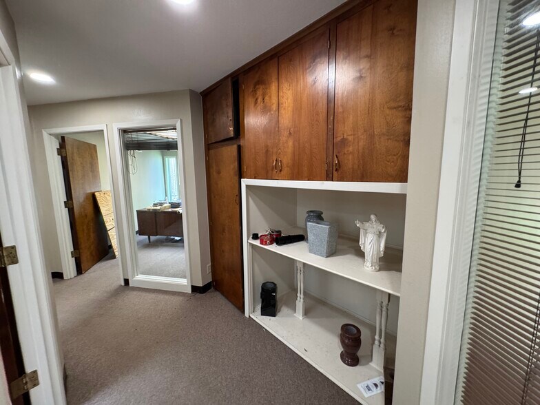 More Photos Of 1208 S Chestnut St, Lufkin Showroom For Sale