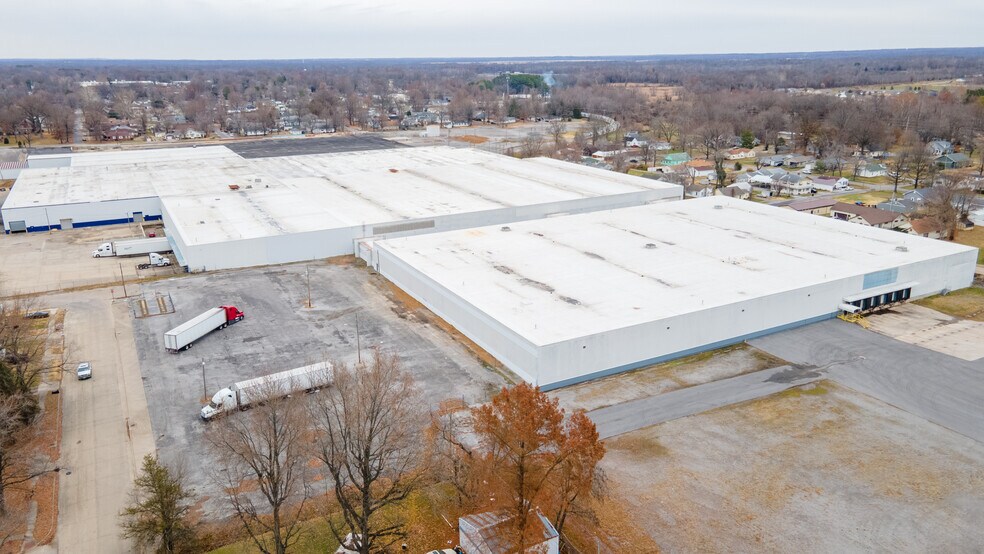 More Photos Of 410 E Lyerla Dr, Herrin Distribution For Lease