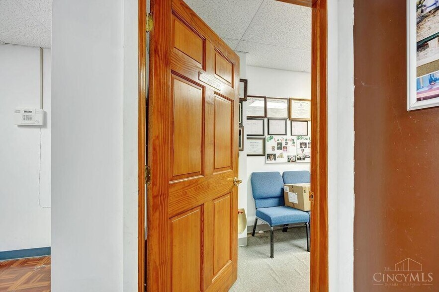 More Photos Of 10456 Pippin Rd, Cincinnati Office For Sale