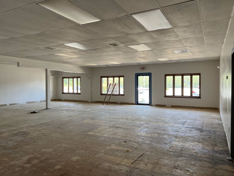 More Photos Of 518 Salmon Brook St, Granby Unknown For Lease