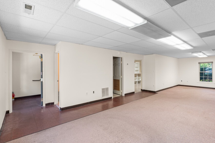 More Photos Of 7003 Kilworth Ln, Springfield Office For Sale