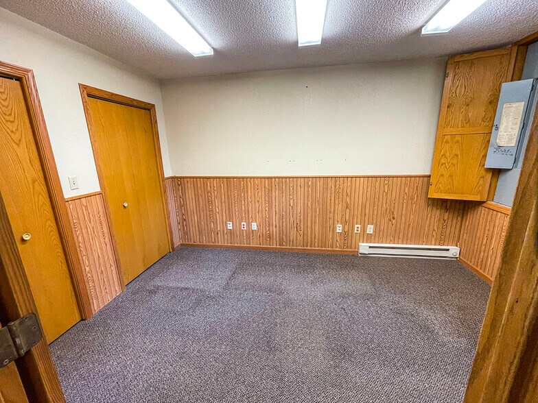 More Photos Of 459 Southgate Dr, Tomahawk Industrial For Sale