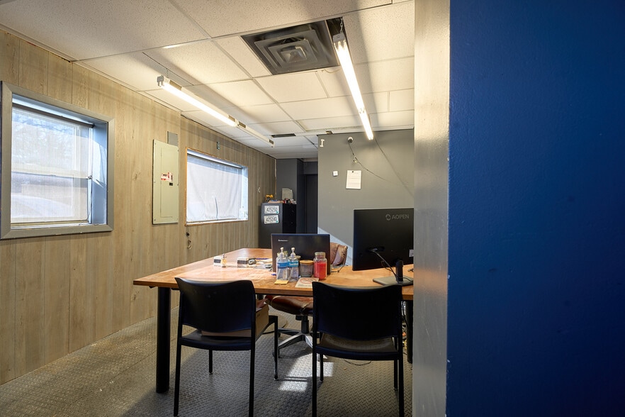 More Photos Of 2501-2503 W Broadway Ave, Minneapolis Auto Dealership For Sale