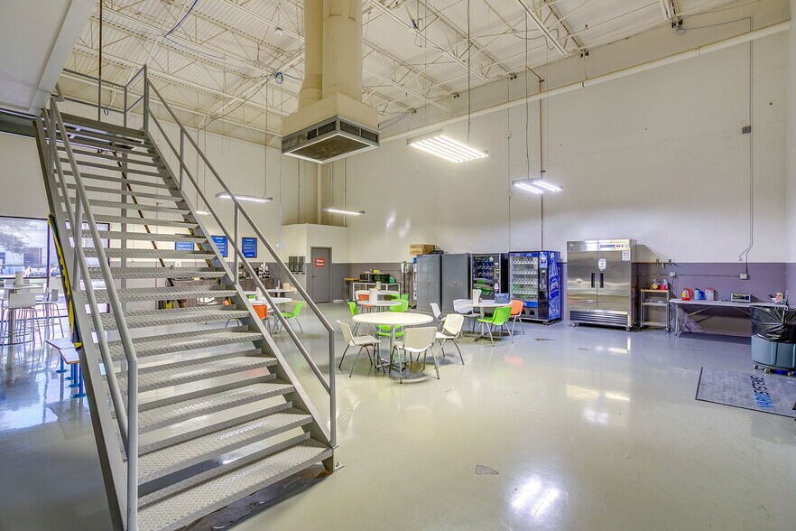 More Photos Of 2051 Franklin Dr, Fort Worth Warehouse For Lease