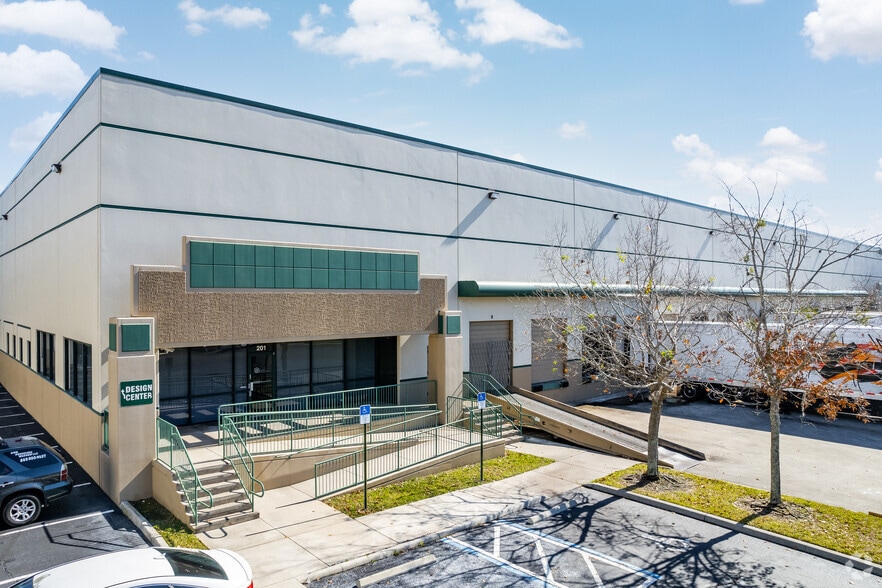 More Photos Of 6321 Emperor Dr, Orlando Warehouse For Lease