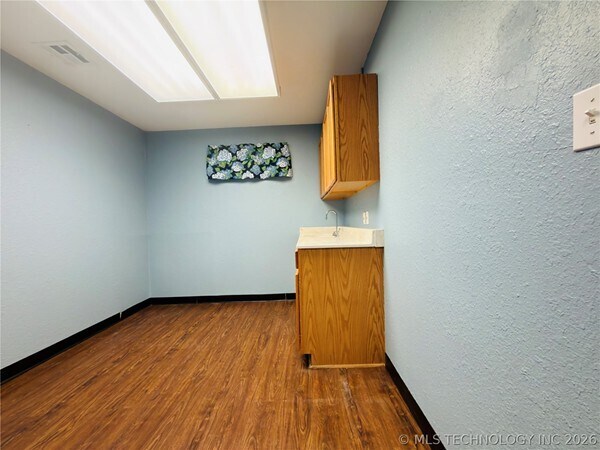 More Photos Of 1002 E Cherry St, Cushing Medical For Sale