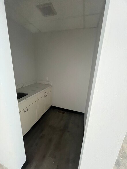 More Photos Of 5025 25th Ave NE, Seattle Unknown For Lease
