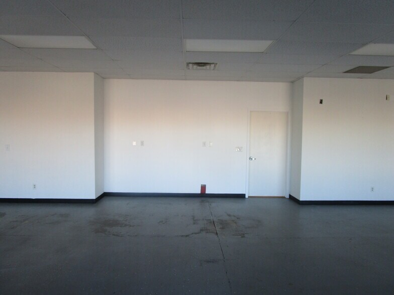 More Photos Of 1008-1016 W Mary St, Garden City General Retail For Lease