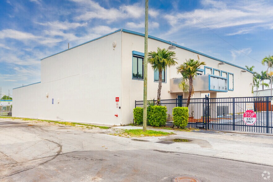 More Photos Of 2055 Liberty St, Hollywood Service For Lease