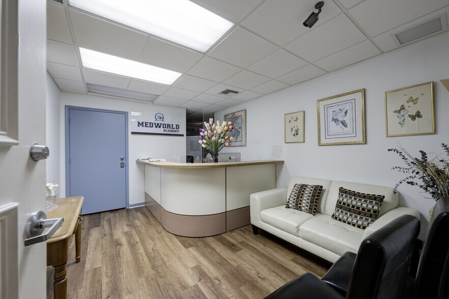 More Photos Of 2240 Palm Beach Lakes Blvd, West Palm Beach Office For Sale