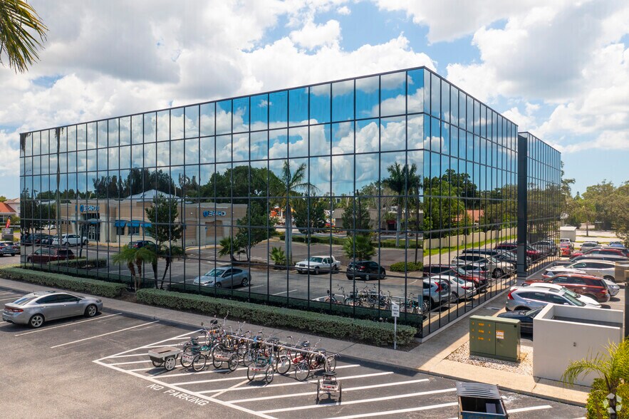 More Photos Of 3665 Bee Ridge Rd, Sarasota Medical For Lease