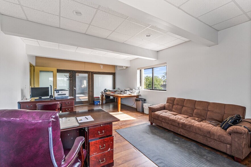 More Photos Of 75 Windsor Ave, Mineola Warehouse For Sale