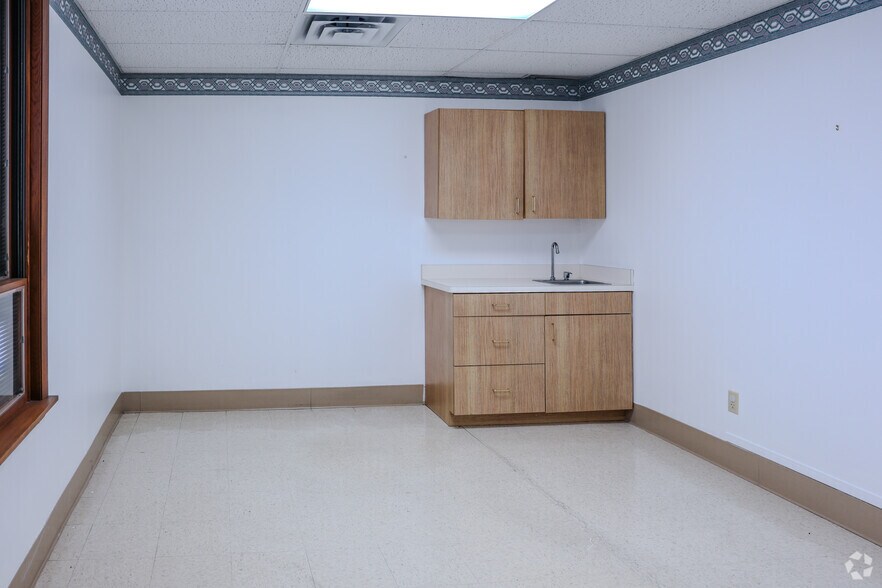 More Photos Of 18780 E Bagley Rd, Middleburg Heights Unknown For Lease