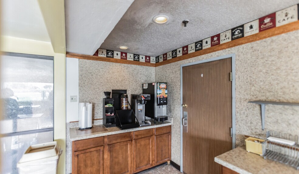 More Photos Of 912 US Highway 65/82 South, Lake Village Hotel For Sale