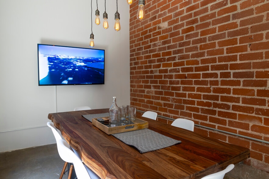 More Photos Of 3737 Robertson Blvd, Culver City Loft Creative Space For Lease