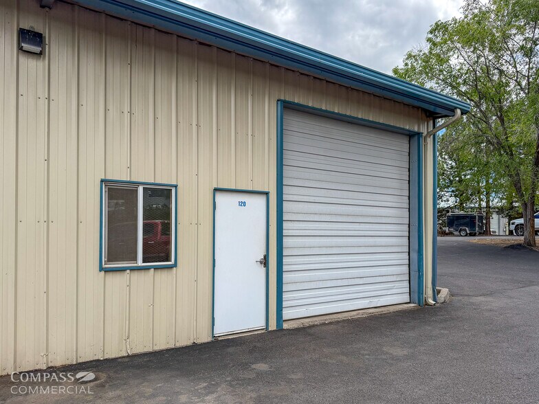 More Photos Of 44 SE Bridgeford Blvd, Bend Service For Lease