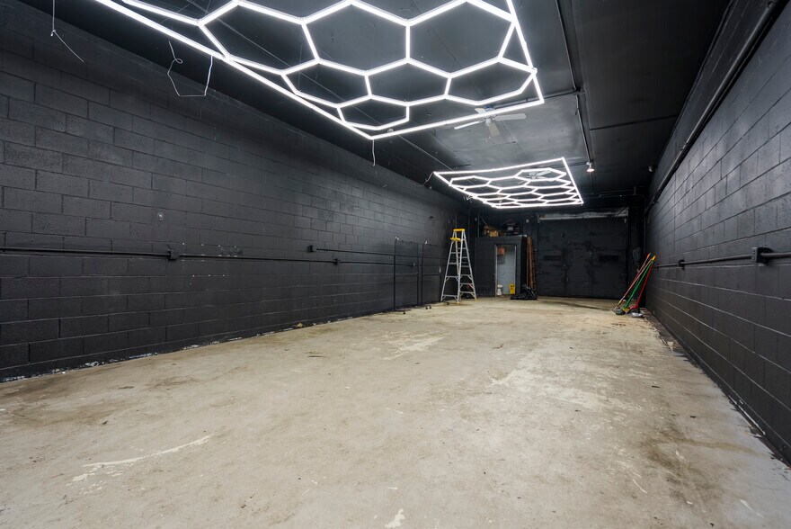 More Photos Of 1006 W 14 Mile Rd, Clawson Storefront For Lease