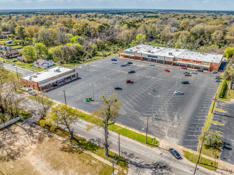 More Photos Of 204 S Elm St, Tuskegee General Retail For Lease