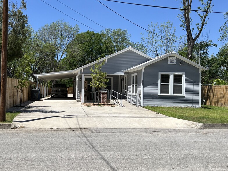 Primary Photo Of 223 E Bridge St, New Braunfels Office For Lease