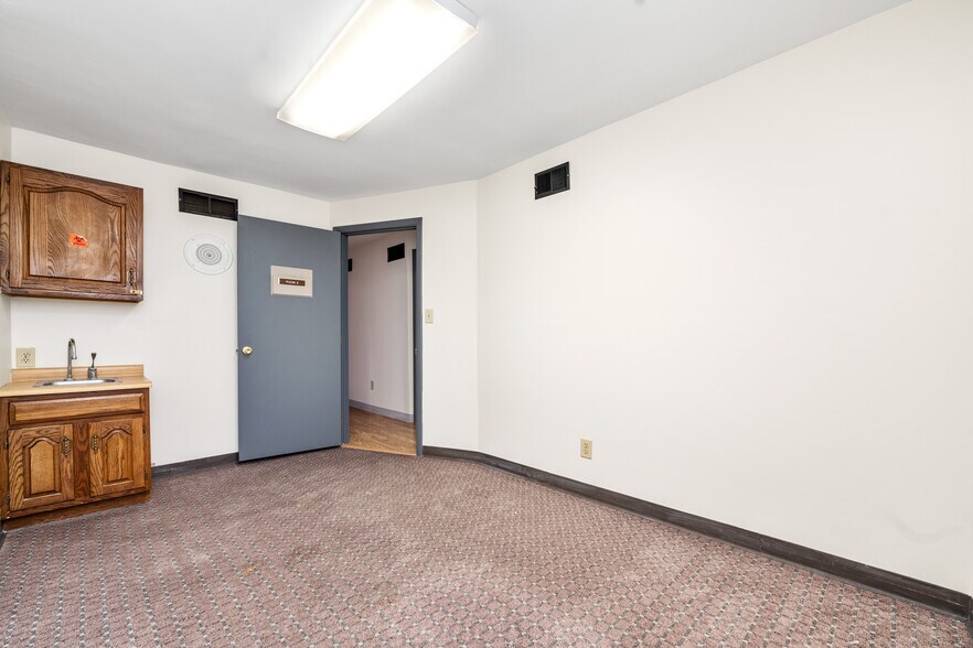 More Photos Of 10 Youell St, Florence Office For Sale