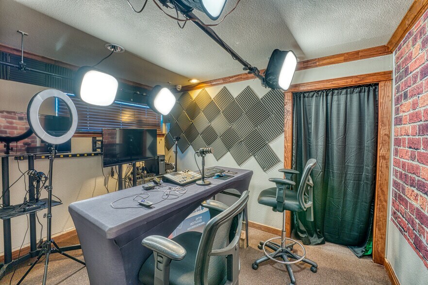 More Photos Of 320 Southland Dr, Burnet Office For Sale